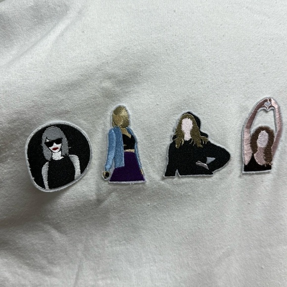 Gildan White I’m Here For Taylor Chiefs 87 with Taylor Swift Patches Sweatshirt - Picture 6 of 12